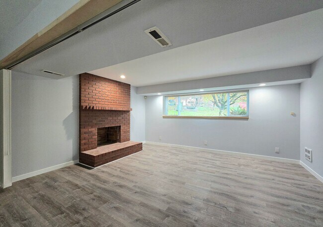 Building Photo - 4 Bedroom 3 Bath in Lake Forest Park