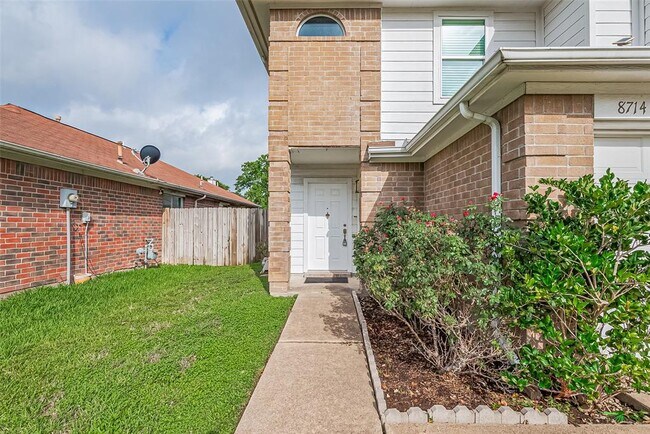 Building Photo - 8714 Ashlawn Dr