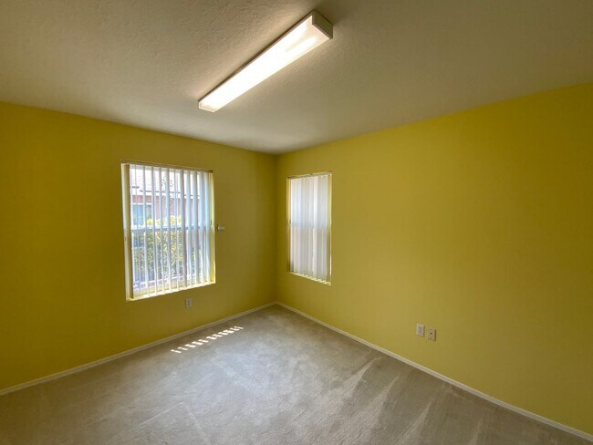 Building Photo - 3 Bedroom Townhome Available Near Southern...
