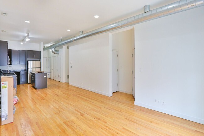 Building Photo - Amazing Noble Square Large (1600 s.f.) 3 Bedroom 2 Bath Duplex