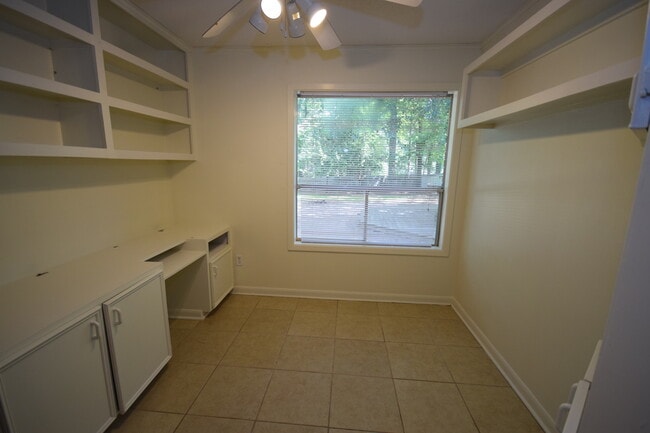 Building Photo - Spacious 3 Bedroom Home