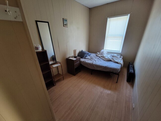 Building Photo - AVAILABLE JUNE - 3 Bed 1 Bath w/ Private Fenced Yard - $250 Off First Months Rent!