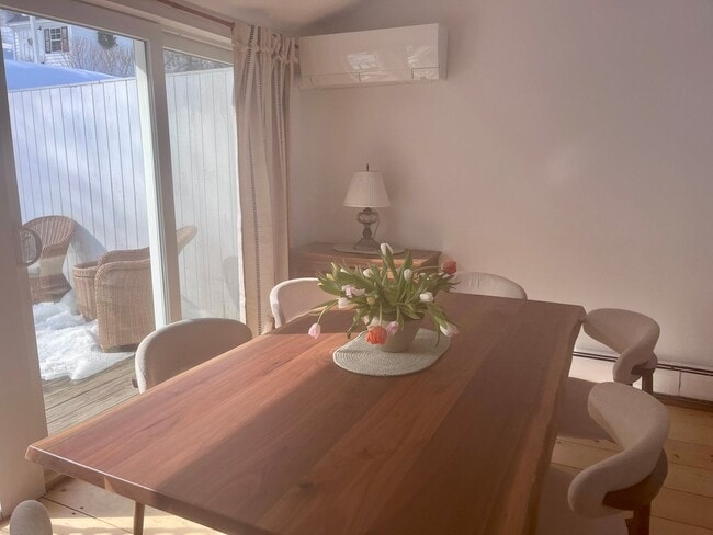 Building Photo - 2 Bedroom in Woodstock