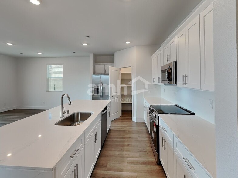 Building Photo - 5879 Vaes Dothrak St
