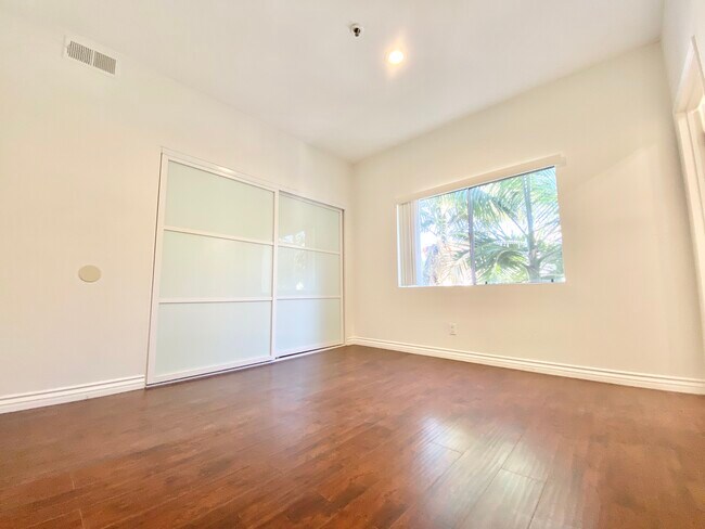 Building Photo - 125 N Doheny Dr
