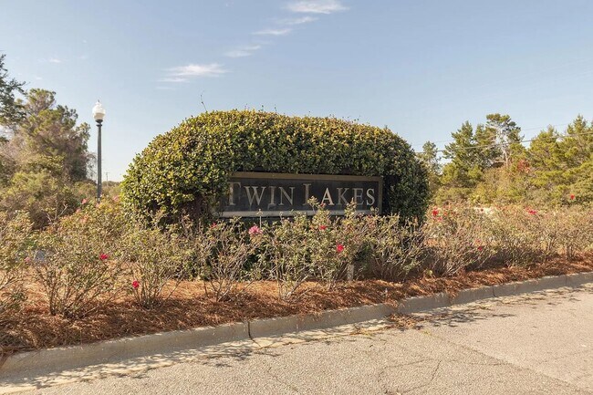 Building Photo - Adorable 3B/2.5B Unfurnished Townhome located in Twin Lakes Neighborhood!