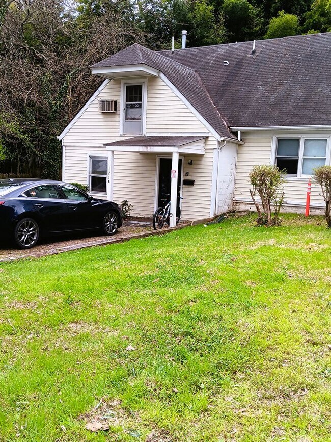 Building Photo - 2027-2028 Heart of the UVA Area 5 Bdrm / 2 Bath PARKING INCLUDED