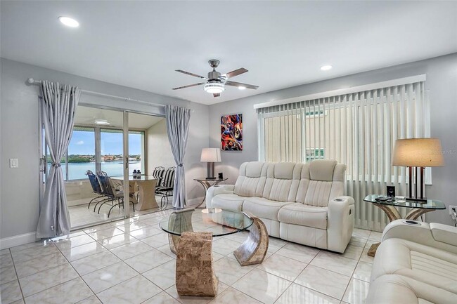 Building Photo - 1819 Shore Dr S