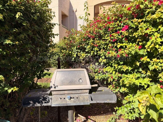 Building Photo - 1295 N Ash St