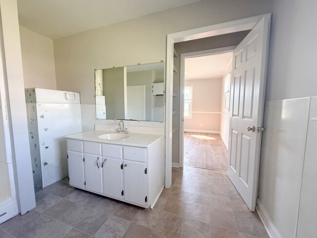 Building Photo - Spacious 3-Bedroom Home with Screened-In Porch and Ample Parking in Cookeville