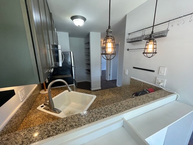 Building Photo - 2 Bed/ 1Bath Unfurnished Upgraded Ground Floor Southpointe Unit with a Yard + 2 Parking Spaces