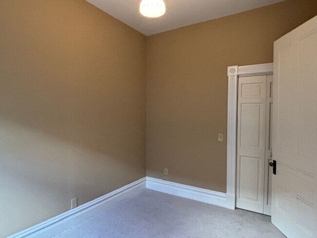 Building Photo - 462 Holly Ave