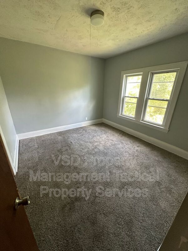 Building Photo - 3281 E 143rd St