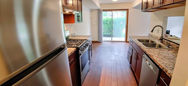 Building Photo - 300 Teak Ln