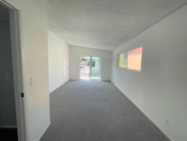 Master Bedroom w/ walk-in closet and rear balcony - 419 Longfellow Ave