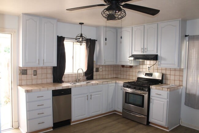 Building Photo - 135 Poinsettia Ave