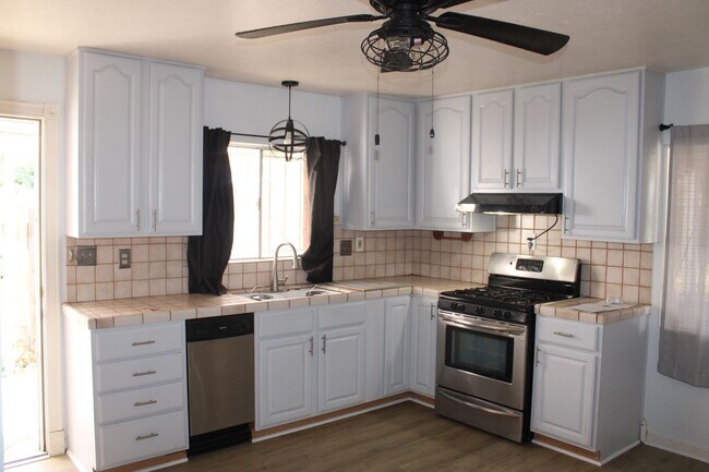 Building Photo - Gated Three Bedroom, 1 Bathroom House in Bay Point