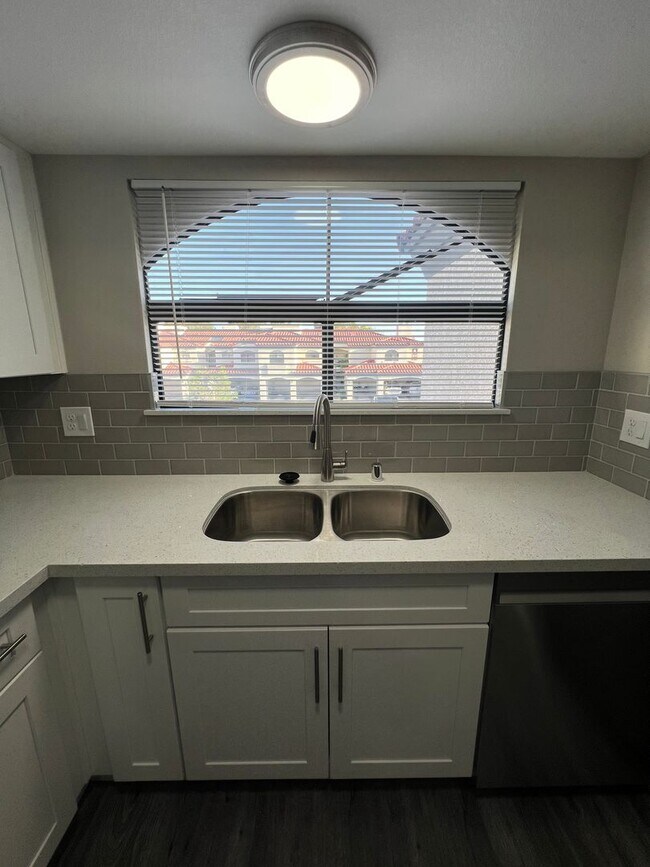 Building Photo - Newly Renovated Enclaves Condo!