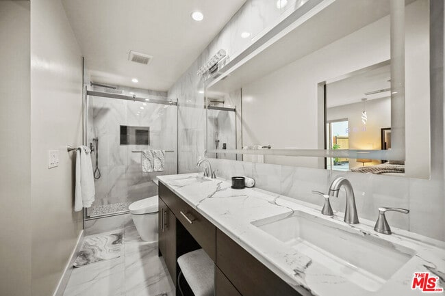 Building Photo - 1045 Kings Rd