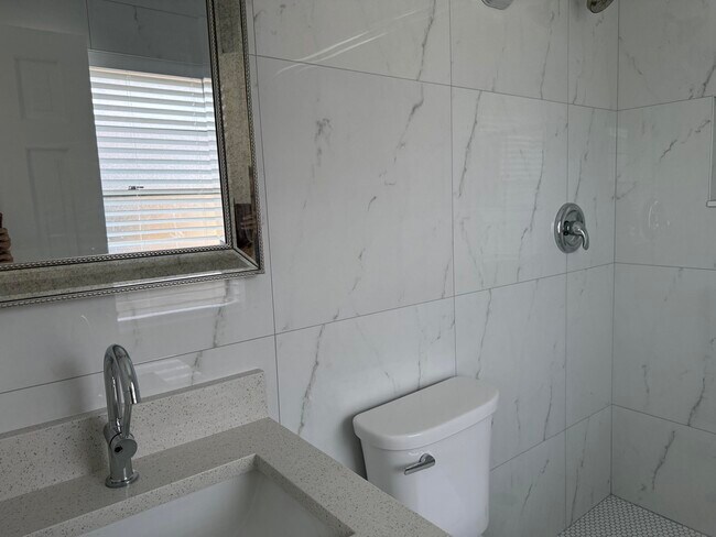 Building Photo - 1370 Birkdale Dr
