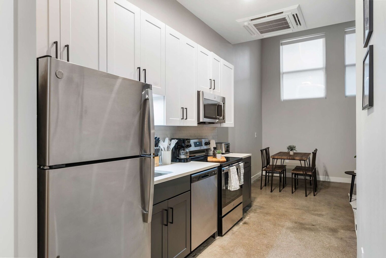 Building Photo - 205 W 4th St