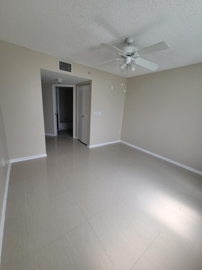 Building Photo - 1400 Crestwood Ct S