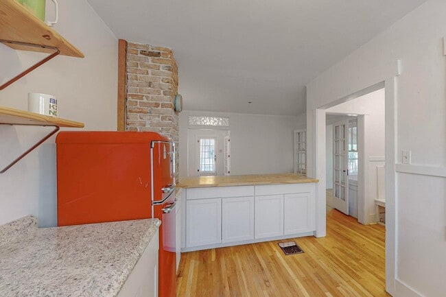 Building Photo - Two Bedroom One Bath home or sweet little ...