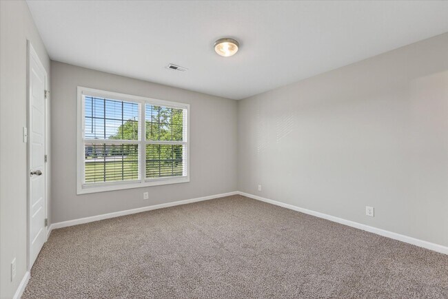 Building Photo - The Stowe Court Dog Friendly Condo for rent!