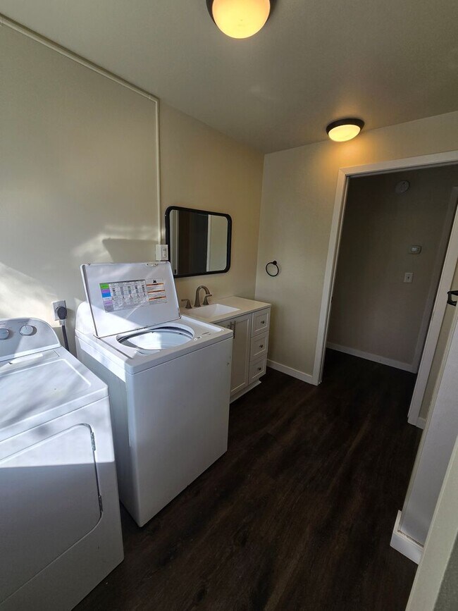 Building Photo - Amazing 3 bed with option for 4th bedroom ...
