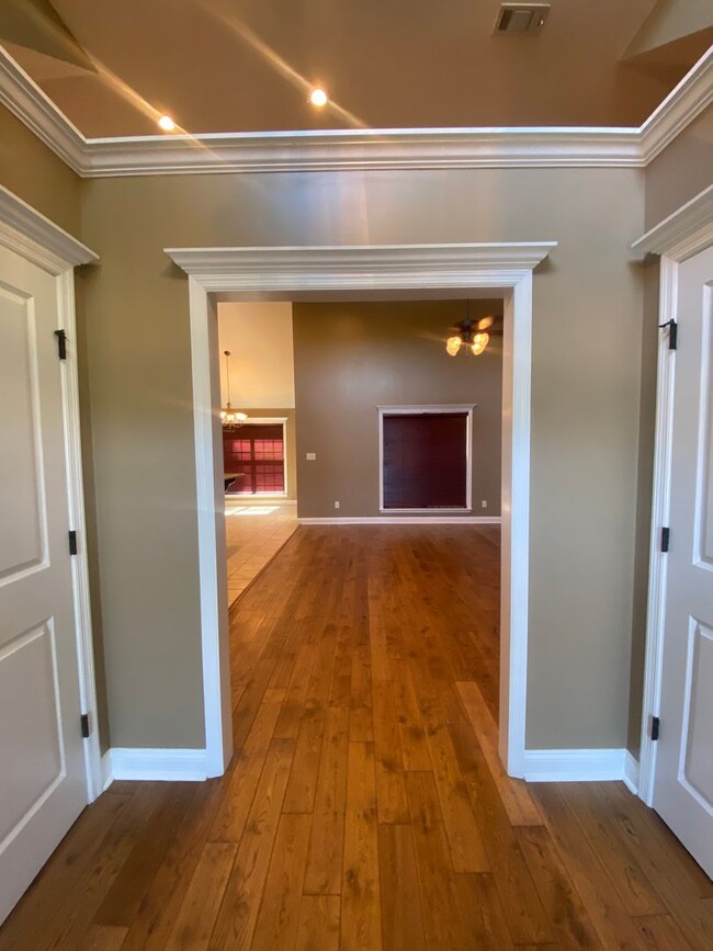 Building Photo - 4301 Kenilworth Cir