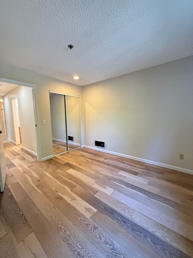 Building Photo - Well Maintained 2BD/2BTH Lynnwood Condo for Lease in Gated Community!