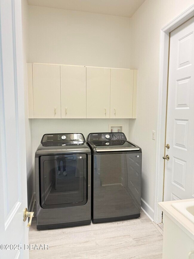 Building Photo - 14 Deep Woods Way