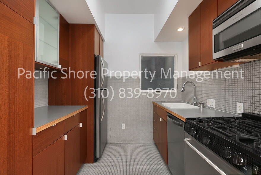 Building Photo - 545 1/2 Rose Ave