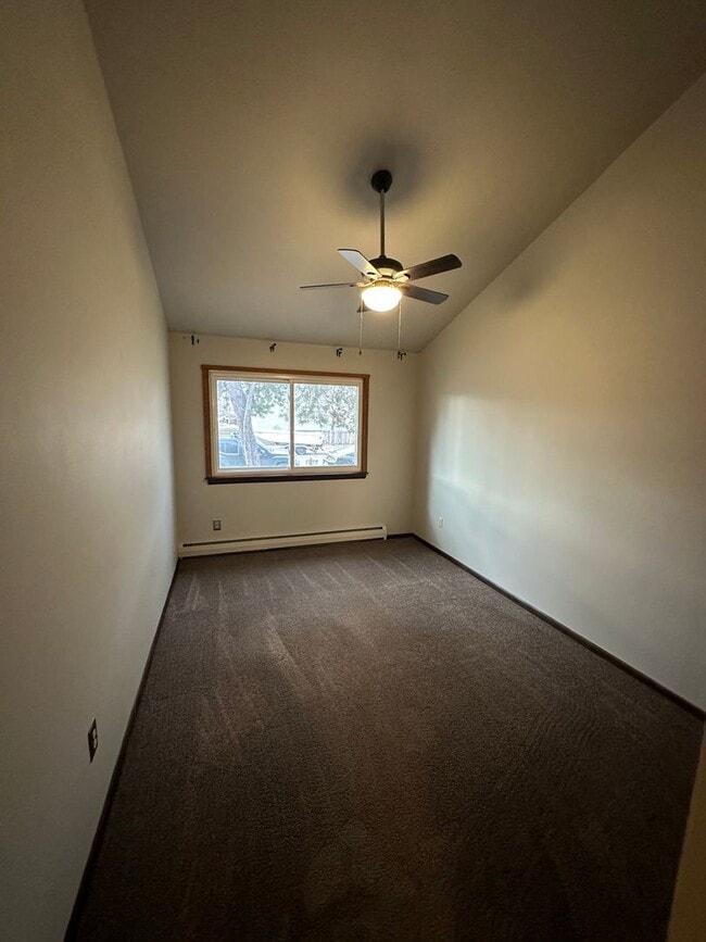 Building Photo - 2 BEDROOM 2 BATHROOM TOWNHOUSE WITH LOFT