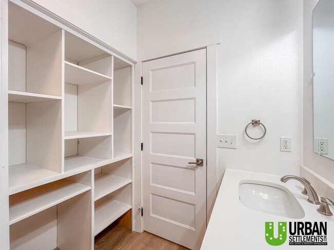 Building Photo - Bright 2 Bedroom Condo in Beautiful Libert...