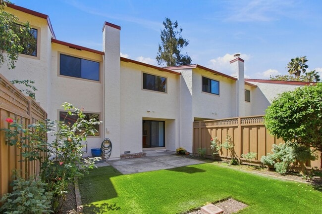 Building Photo - Updated 2BR/2BA Townhome w/ Private Yard, Garage & Laundry