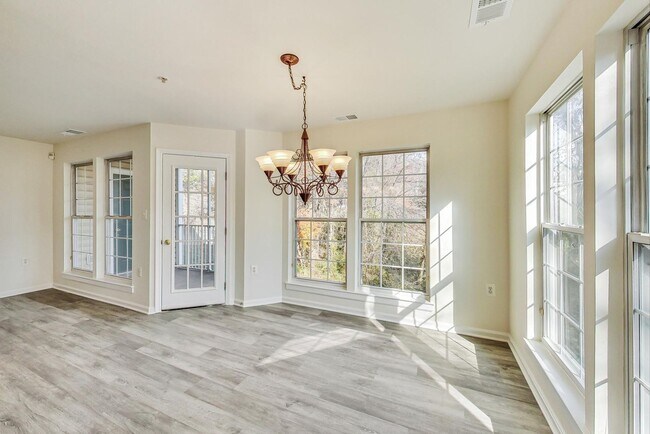 Building Photo - Renovated 2BD/2BA with 1 Reserved Parking ...
