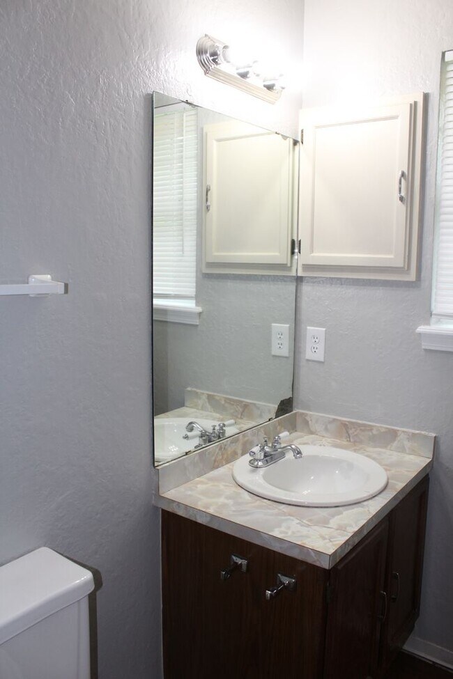 Building Photo - 3 bed 2 bath