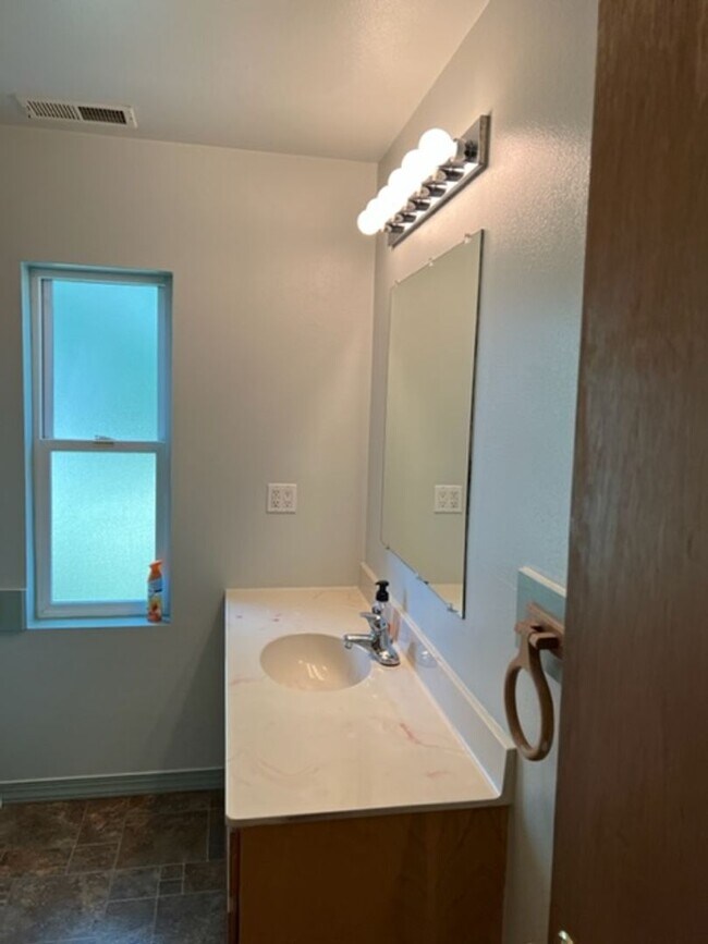 Building Photo - 2 Bed House -  Charm, Privacy, Storage and Convenience