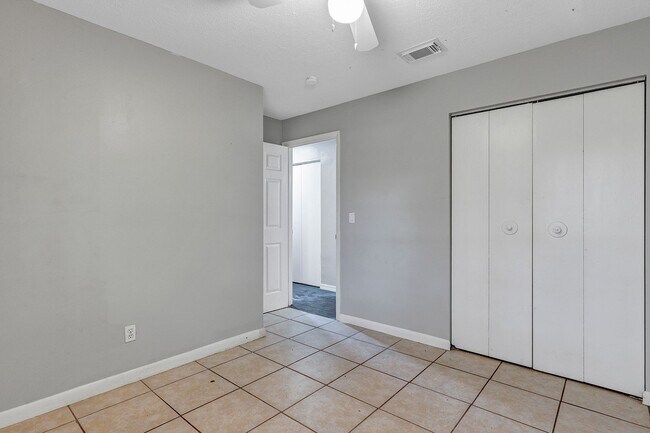 Building Photo - Spacious 3BR/2BA Ocala Home with Modern Finishes,Fireplace Floor-to-Ceiling Sliding Glass Doors &...
