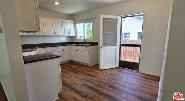 Building Photo - 5444 Hermitage Ave