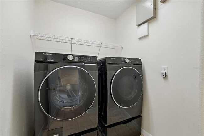 Building Photo - 4 Bedroom 2.5 Bath Two Story Hunters Creek...