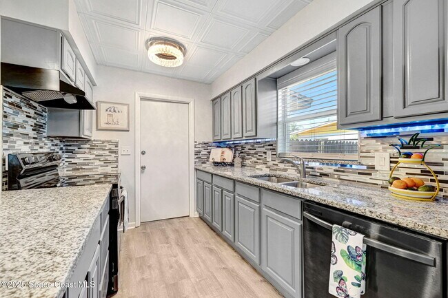 Building Photo - 1028 Coronado Dr