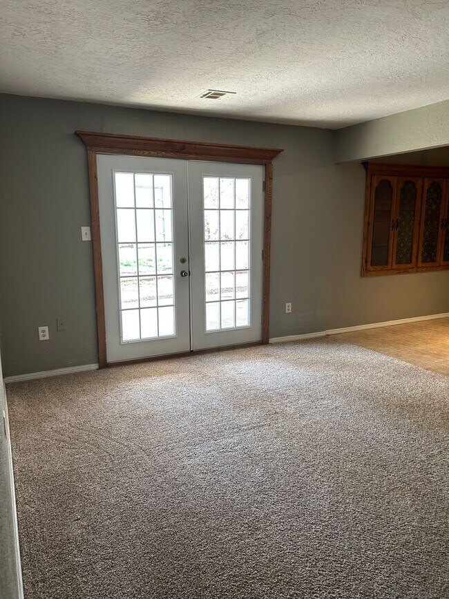Building Photo - 3 bedroom, 1 3/4 baths NOW AVAILABLE in the Eisenhower School District!