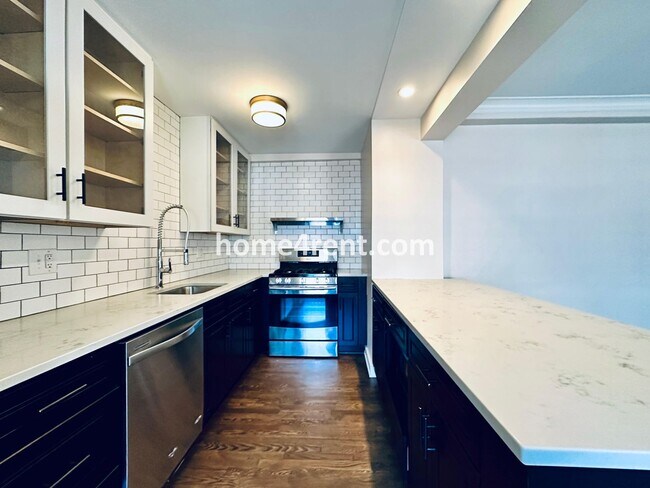 Building Photo - Luxury Condo Living Near the Country Club Plaza - 1 Month FREE!