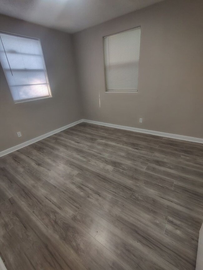 Building Photo - Fully Renovated 4/2 -Single Family  Availa...