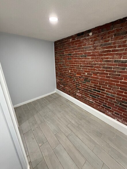 Building Photo - 31 Chelsea St