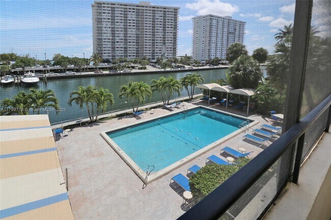 Building Photo - 220 Kings Point Dr