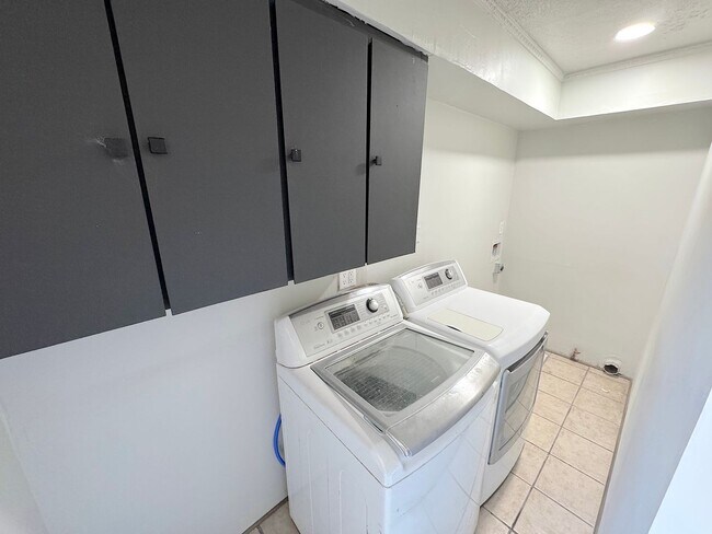 Building Photo - Central El Paso 2bed/1.5bath REFRIG A/C!