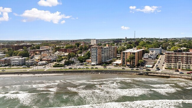 Building Photo - 300 Lynn Shore Dr